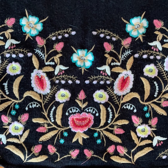 Black boxy embroidered sweater - Picture 3 of 5